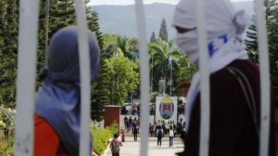 Los portones de la Unah en Tegucigalpa continúan cerrados el martes por segundo día consecutivo.