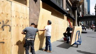 Los comerciantes están decididos a evitar que sus negocios, afectados ya por el impacto económico de la pandemia del COVID-19, sean destrozados, como ocurrió el pasado lunes con varios negocios en el Condado de El Bronx, dijo a Efe Arelie Taveras, directora de la Asociación de Restaurantes Latinos de Nueva York. EFE