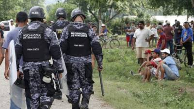 Un contingente de unos 80 policías llegó al lugar.