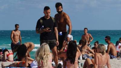 Las playas de Miami Beach lucen abarrotadas con la llegada de miles de veraneantes de todo el país que disfrutan del spring break en este sureño y soleado estado como si la pandemia de coronavirus ya no existiera.