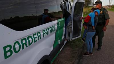 Agentes de la Patrulla Fronteriza de EE.UU. detienen a migrantes en la frontera con México.