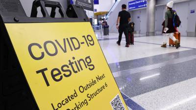 Los aeropuertos de EEUU habilitaron cabinas para realizar pruebas PCR a viajeros.
