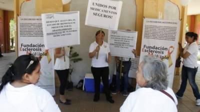 Los pacientes con pancartas repartieron boletines en el parque de San Pedro Sula para dar a conocer la enfermedad.