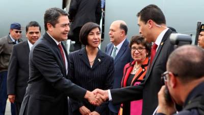 El mandatario hondureño fue recibido por las autoridades de México este jueves.