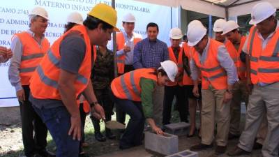 Autoridades del Leonardo Martínez y del Gobierno mientras inauguraban ayer el proyecto.