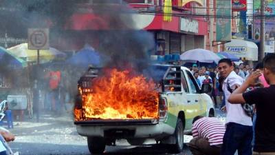 La quema de la patrulla de la Policía Municipal causó asombró entre quienes caminaban por la catedral.