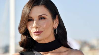 Catherine Zeta Jones ha negado retoques quirúrgicos. AFP PHOTO / YANN COATSALIOU
