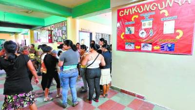 Los centros de salud y hospitales públicos se ven abarrotados por el dengue y la chikungunya.