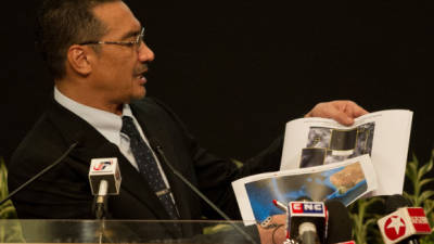 El ministro de Transportes de Malasia, Hishammuddin Hussein mostró imágenes de los objetos encontrados.