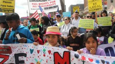 Niños participan junto a sus padres hoy, sábado 28 de febrero de 2015, en una concentración para pedir que se levante el bloqueo temporal dictado por un juez federal de Texas, que suspendió la aplicación de las medidas ejecutivas decretadas por Obama para regularizar a 5 millones de indocumentados, en Los Ángeles (EE.UU.). EFE