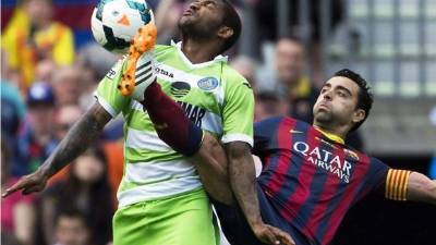 Xavi Hernández, luchando por el balón con Jorge Sammir del Getafe.