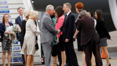 El príncipe Carlos de Inglarerra y su esposa Camila, duquesa de Cornualles, saludan a su llegada al aeropuerto internacional José Martí, en La Habana (Cuba). EFE/ Yander Zamora