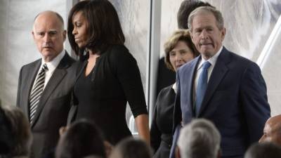 Michelle Obama junto al expresidente George Bush y su esposa Laura, asistieron al funeral de Nancy Reagan.