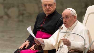 El papa Francisco se dirige a los fieles en la audiencia general de los miércoles, en el Vaticano.