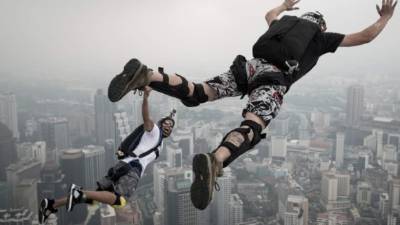 James Brady y Andrew Rossig al saltar desde el World Trade Center en Nueva York.