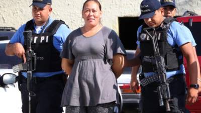 Karla Patricia Velásquez Martínez es llevada por agentes de la DPI en la sede policial en El Progreso, Yoro.