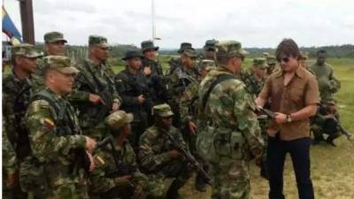 El actor estadounidense Tom Cruise se mostró atento a las explicaciones de los militares colombianos.