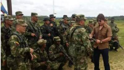 El actor estadounidense Tom Cruise se mostró atento a las explicaciones de los militares colombianos.