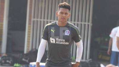 Bryan Moya entrena con el Olimpia para estar en forma de cara a las eliminatorias. Foto Archivo.