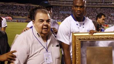 David Suazo recibiendo una placa de reconocimiento por parte de Rafael Ferrari.
