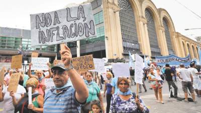 El gobierno argentino ha tratado de mantener la inflación bajo control, pero los precios se han disparado.