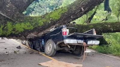 Así quedó el vehículo tras ser aplastado junto a sus ocupantes en El Corpus, Choluteca.