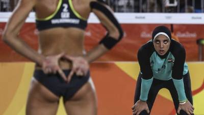 Doaa el-Ghobashy usó su hijab al enfrentar en el vóley playa a la dupla alemana.