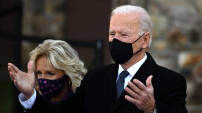 La futura primera dama, Jill Biden, junto al presidente electo, Joe Biden, ayer antes de abandonar Delaware. Más de 25,000 elementos de seguridad resguardan el capitolio. Fotos: AFP