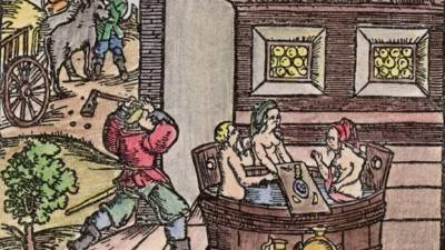 Mucha gente no se siente despierta por las mañanas hasta que se dan una ducha, se peinan y se cepillan los dientes. Hoy en día es difícil imaginar estar más de uno o dos días sin hacer una de estas cosas, mucho menos un año entero o una vida. Sin embargo, exactamente así era la vida para muchos de nuestros antepasados. Obviamente, tenían unos estándares significativamente diferentes a los nuestros. Antes del surgimiento de la fontanería, electricidad y la investigación médica, la higiene personal era algo desagradable, por decir algo suave. Sin las comodidades que nosotros disfrutamos a diario, la gente tenía que recurrir a algunas prácticas ciertamente extrañas. ¡No te pierdas algunas de ellas!