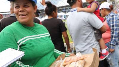 Doña María Martínez vendió sus productos en el Estadio Nacional.