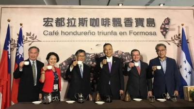 El embajador Rafael Sierra con empresarios taiwaneses durante la conferencia del viernes 13 de octubre.