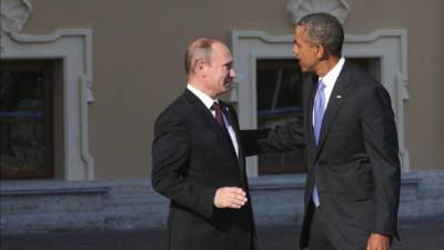 El presidente estadounidense, Barack Obama (d), es recibido por el presidente ruso, Vladimir Putin, a su llegada a la cumbre del G20 que se celebra en el Palacio de Constantino de San Petersburgo, Rusia. EFE
