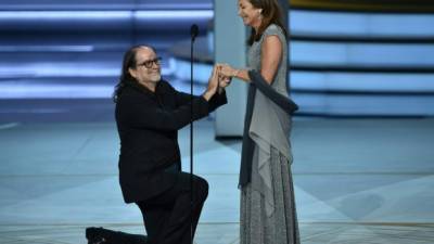 Glenn Weiss (i) y su pareja Jan Svendsen protagonizaron el momento más emotivo de la ceremonia de los Emmy este lunes 17 de septiembre.