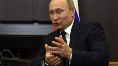 El presidente ruso, Vladímir Putin, en un momento de la reunión que ha mantenido este 17 de mayo con el primer ministro italiano ken la residencia estatal de Bocharov en Sochi, Rusia. EFE