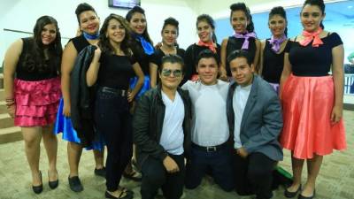Los alumnos de noveno grado vestidos con trajes de los años 60 al estilo “Jailhouse Rock”. Fotos: Jordan Perdomo