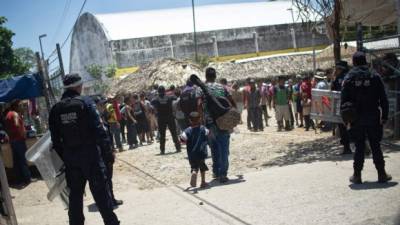 La deportación ocurre dos días después de que llegara una tercer caravana a México. Foto: AFP