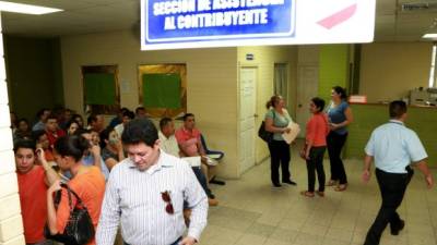 Contribuyentes esperaron por horas para inscribirse al sistema. Foto: Amílcar Izaguirre.