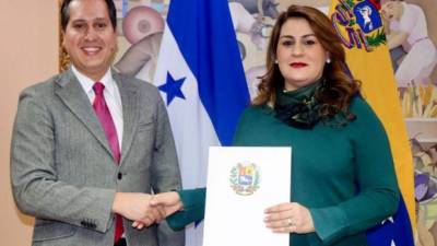 El embajador venezolano Claudio Sandoval con la canciller hondureña María Dolores Agüero. Foto: Twitter Cancillería.