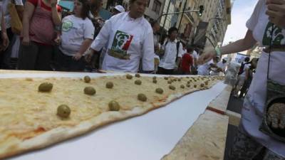 Cocineros argentinos elaborarán hoy en Buenos Aires una pizza de 50 metros, la mas larga amasada hasta ahora en la ciudad, con el objetivo de recaudar fondos a beneficio de la Asociación Síndrome de Down de la República Argentina (ASDRA).