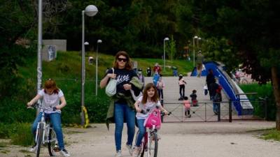 En patinete, triciclo, bicicleta o en su silla, a menudo protegidos con mascarillas y siempre acompañados por alguno de sus padres, los niños en España pudieron salir por primera vez este domingo a la calle desde hace seis semanas, cuando se impuso el confinamiento contra el coronavirus.
