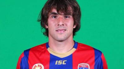 En el descanso el jugador dijo no sentirse bien, fue atendido en el campo y luego trasladado al hospital, donde falleció, al parecer por una 'muerte súbita. Foto The Sun, twitter.