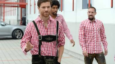 Xabi Alonso se viste de bávaro tras triunfar en su primer partido en Alemania.