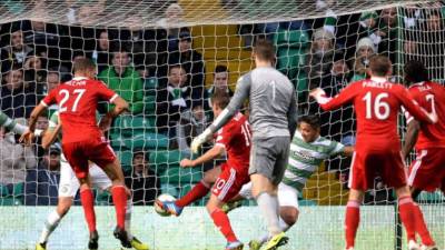 Emilio Izaguirre fue titular contra el Aberdeen.