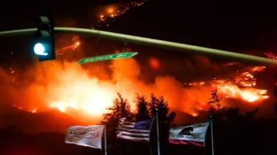 Los bomberos batallaban este martes contra un gigantesco incendio forestal que azota el sur de California y que dejó un muerto, miles de evacuados y más de 150 casas y comercios destruidos.