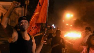 Los manifestantes quemaron llantas en las distintas vías de Honduras.