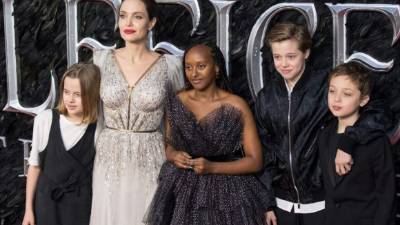 Angelina Jolie reveló que dos de sus hijas se sometieron a cirugías en los últimos meses.