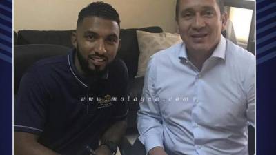 Mayorquín en el momento que firmaba su renovación junto a Juan Carlos Suazo, presidente financiero del Motagua.