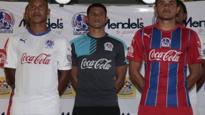 Los jugadores mostraron la nueva indumentaria, la de visita que luce Rojas es una de las novedades.