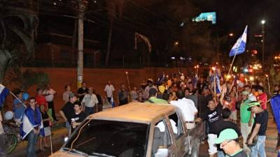 Los indignados frente al Estadio Morazán.
