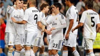 Los jugadores del Real Madrid celebrando el gol de Bale ante el Almería.